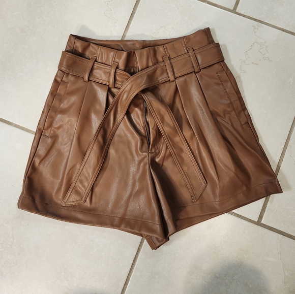 fahsyee Pants - High-waisted pleather shorts